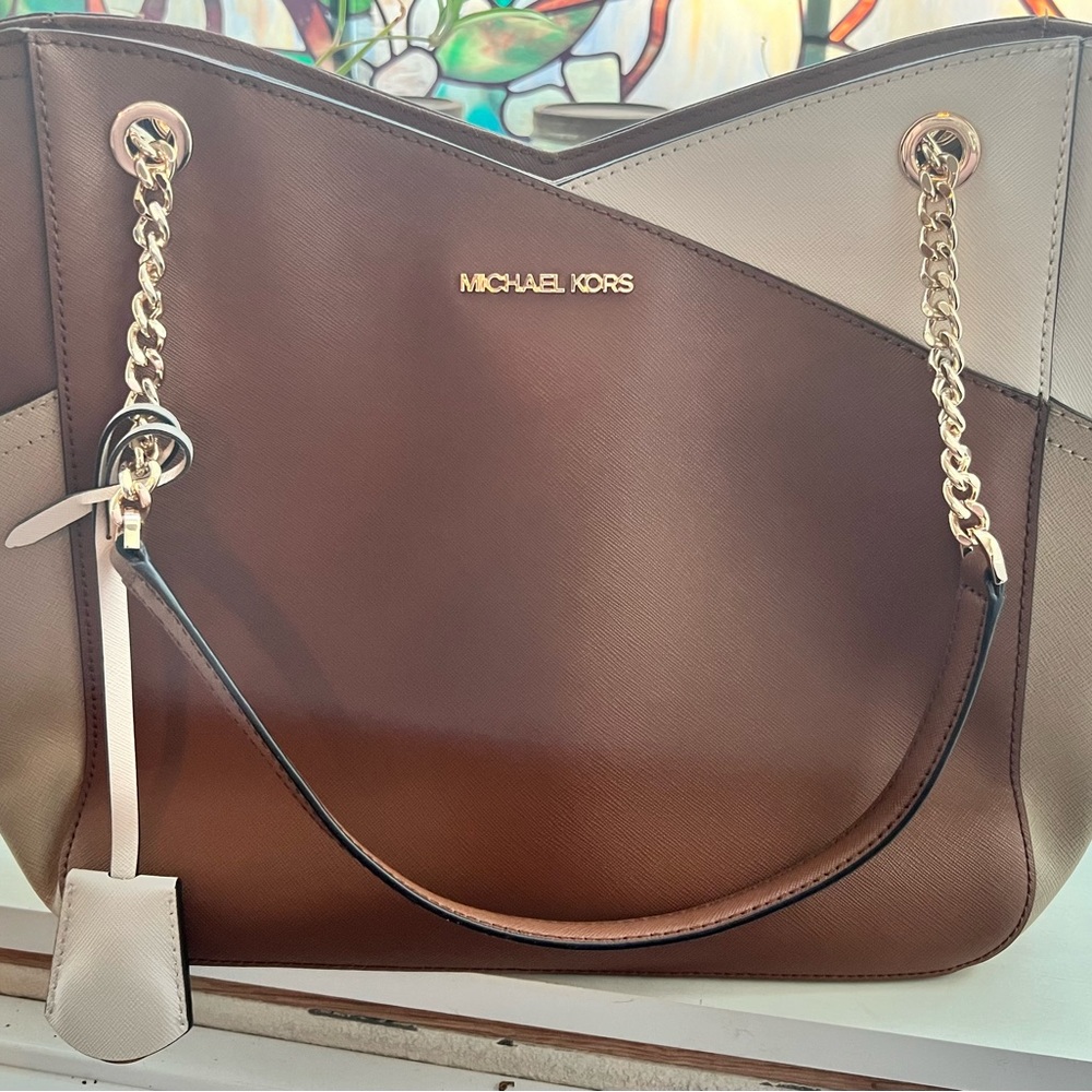 Jet Set Large Logo Shoulder Bag